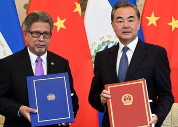 Canciller Carlos Castaneda firma los primeros convenios con China
