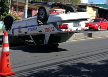 Carro impacta con patrulla de la PNC y conductor huye del lugar