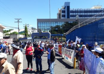 Protestas frente Asamblea Legislativa obliga a diputados retrasar plenaria