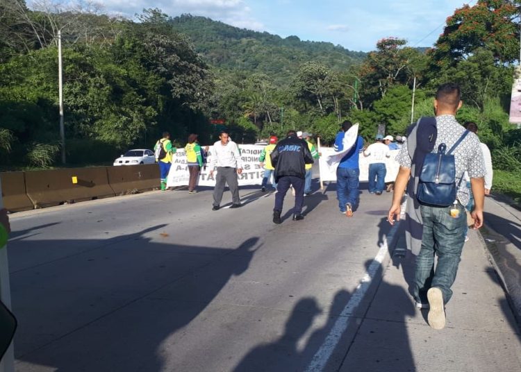Exempleados de la alcaldía de Santa Tecla cierran nuevamente la carretera Los Chorros