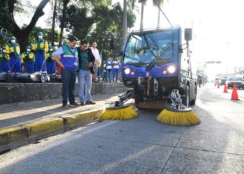 Alcalde de Santa Tecla presenta “súper barredora”