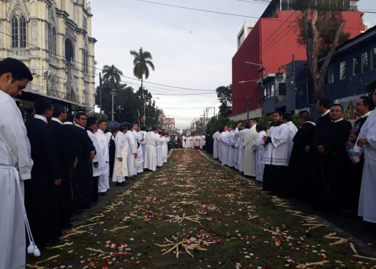 (FOTOS) Así vivieron los salvadoreños «La Bajada» del Divino Salvador del Mundo