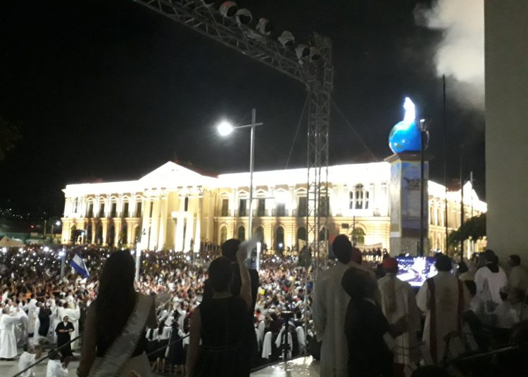 (FOTOS) Así vivieron los salvadoreños «La Bajada» del Divino Salvador del Mundo