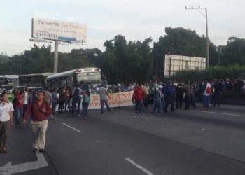 Empleados despedidos de la alcaldía de Santa Tecla presionan para ser reinstalados y bloquearon carretera a Los Chorros