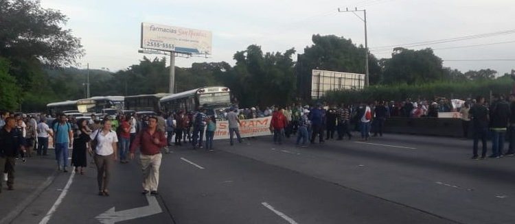 Empleados despedidos de la alcaldía de Santa Tecla presionan para ser reinstalados y bloquearon carretera a Los Chorros