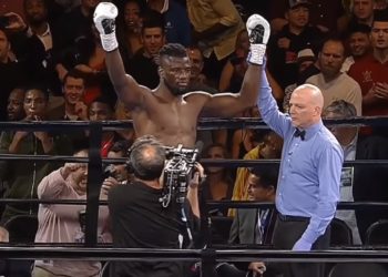 Un boxeador ganó sin golpear a su oponente y protagonizó la victoria más rápida de la historia