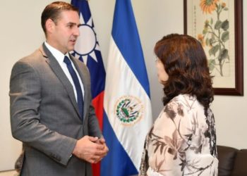 Muyshondt lamenta que Gobierno abra relaciones diplomáticas con “dictaduras”