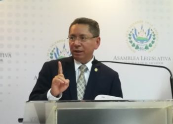 FGR prepara solicitud de extradición del expresidente Mauricio Funes