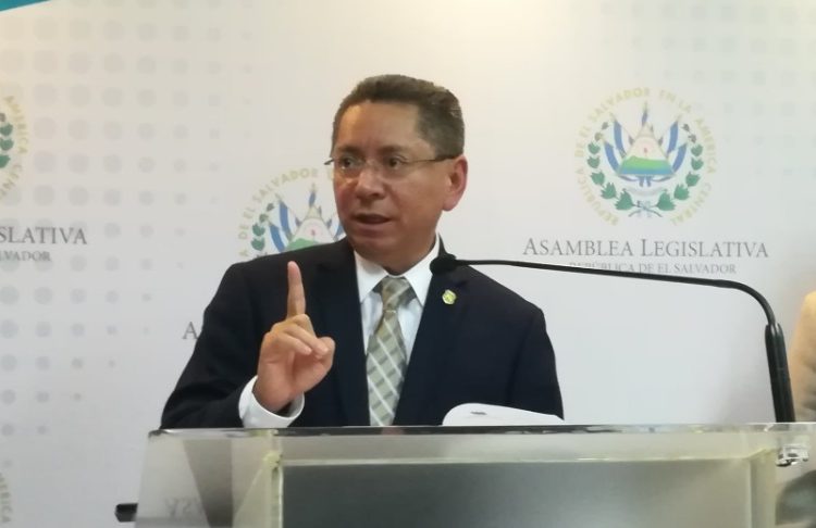 FGR prepara solicitud de extradición del expresidente Mauricio Funes