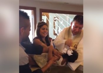 Esta niña ofende en repetidas veces al cura que la bautiza y el video se vuelve viral