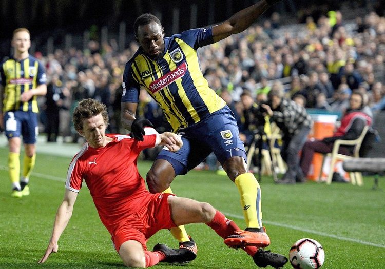 Usain Bolt cumplió su gran sueño y debutó como futbolista profesional