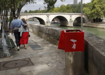 Los polémicos urinarios en las calles de París que están causando enojo