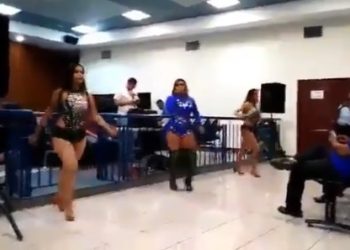 (VÍDEO) Sindicatos del Órgano Judicial convierten sala de audiencia en salón de fiesta