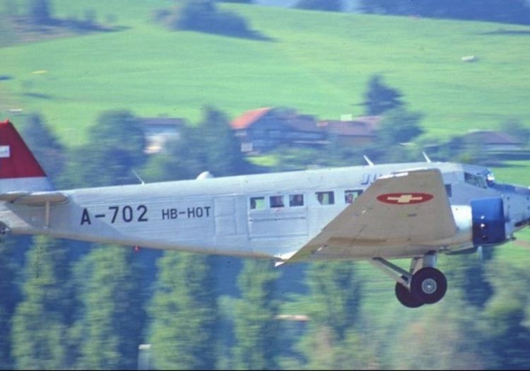 Avión antiguo chocó en los Alpes suizos: hay 20 muertos