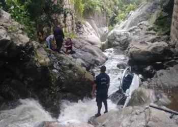 Espectacular accidente de tránsito: Vehículo cae al fondo de una quebrada en Chalatenango