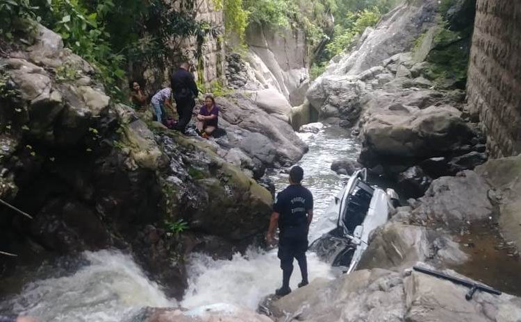 Espectacular accidente de tránsito: Vehículo cae al fondo de una quebrada en Chalatenango