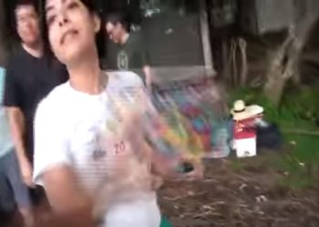 VIDEO: Amigos de conductora ebria detenida agreden a periodistas en retén policial