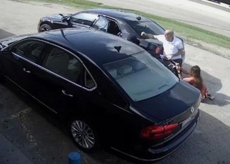 VIDEO: Delincuentes golpean y atropellan a una mujer que llevaba 75 mil dólares en el bolso