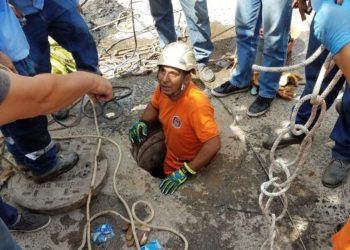 Empleados de ANDA se desmayan dentro de una tubería y Bomberos los rescatan
