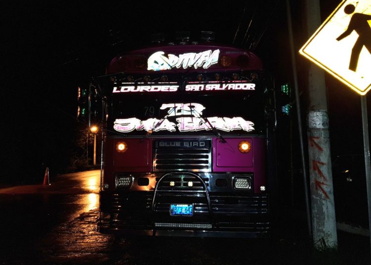 Delincuentes tirotean bus con aficionados del Alianza y lesionan a una mujer