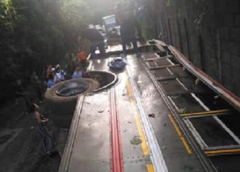 Varios heridos tras volcar autobús de la ruta 104- a la entrada de Comasagua