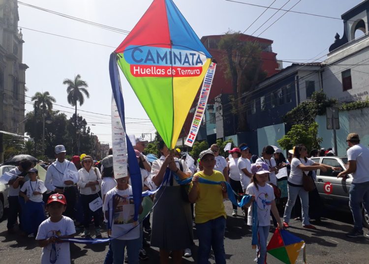 Iglesia católica realiza caminata Huellas de Ternura para erradicar violencia en El Salvador