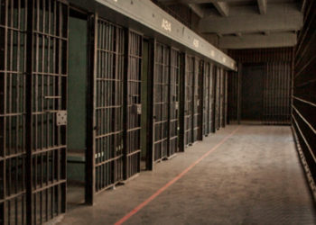 Hombre que provocó que amputaran ambas piernas a su bebé es agredido en prisión