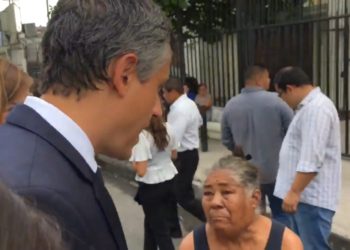 (Video) Polémica sobre Calleja por ignorar a señora que le pide ayuda para comer