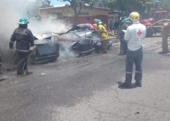 Incendio consume cuatro vehículos en Santa Tecla