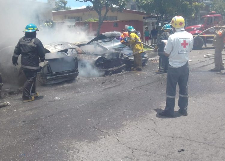 Incendio consume cuatro vehículos en Santa Tecla