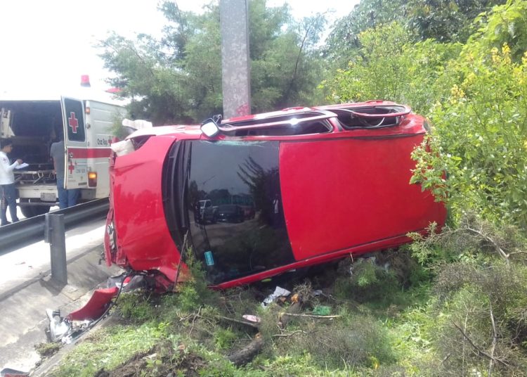 Mujer resulta lesionada tras volcar su vehículo en bulevar Monseñor Romero