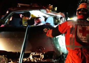 Rescatan a conductor de microbús que quedó atrapado entre hierros retorcidos