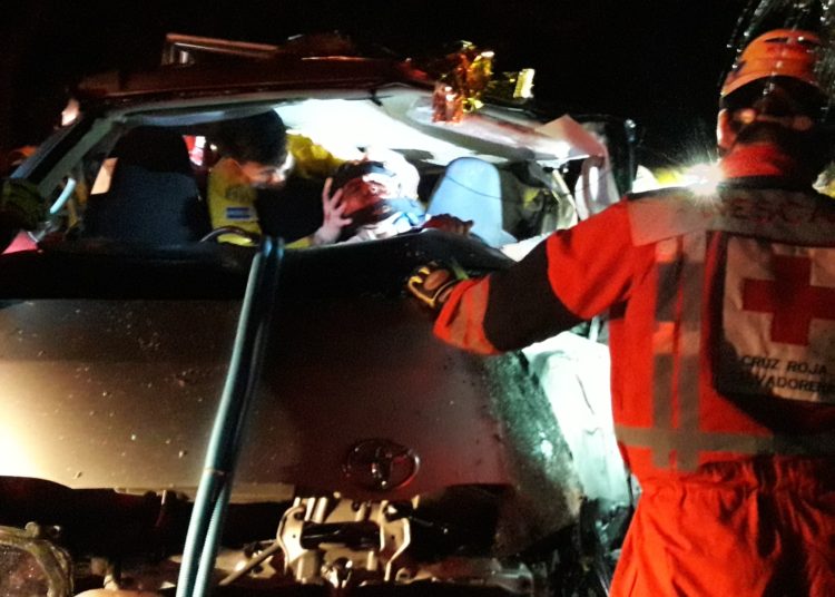 Rescatan a conductor de microbús que quedó atrapado entre hierros retorcidos