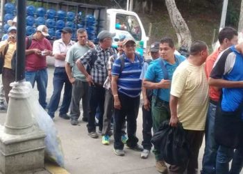 Sindicalistas municipales reparten alimentos a trabajadores despedidos de alcaldía de Santa Tecla