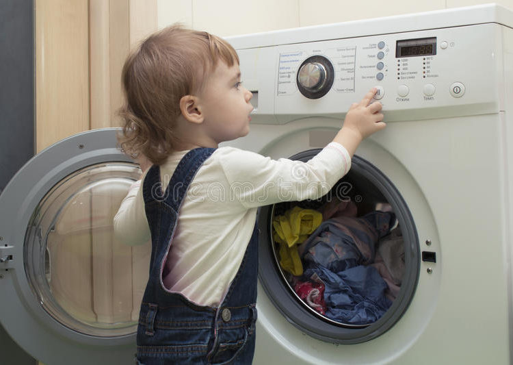 Encierran a un niño de 2 años en una lavadora y comparten las imágenes en las redes