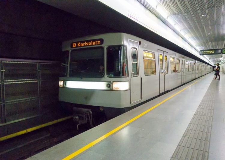 Empresa de transporte regala desodorante a usuarios para evitar malos olores