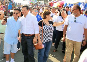 Hugo Martínez se encuentra con salvadoreños en Los Ángeles para celebrar al Divino Salvador del Mundo