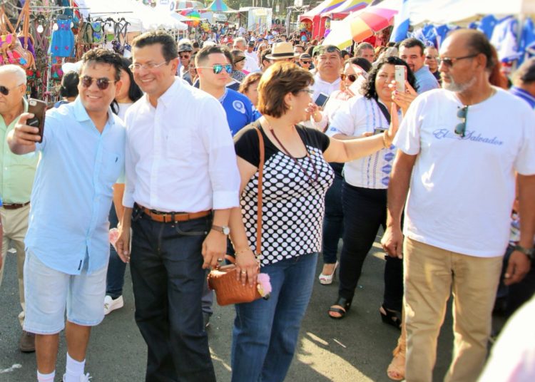 Hugo Martínez se encuentra con salvadoreños en Los Ángeles para celebrar al Divino Salvador del Mundo