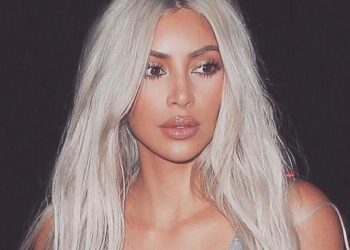 Critican a Kim Kardashian por almorzar en una mesa separada de su hija y la niñera