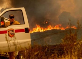 Califican de peligroso y agresivo el imparable Incendio forestal de California