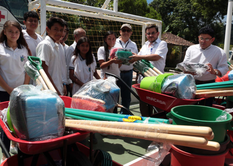 Cruz Roja Salvadoreña entrega insumos de limpieza a familias y centros escolares de Chalatenango