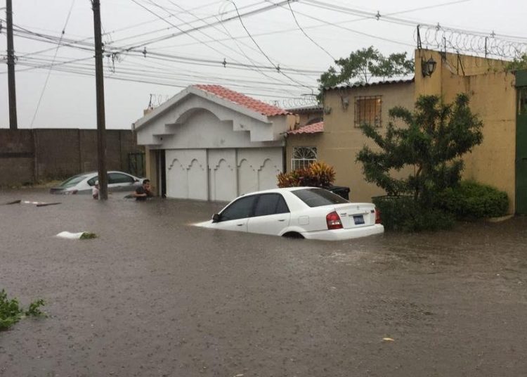 Sindicalistas dicen que inundaciones en Santa Tecla es por la no recolección de la basura