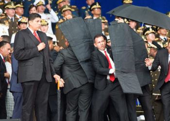[VIDEO] Momento exacto de la rápida reacción de la guardia presidencial para proteger a Maduro