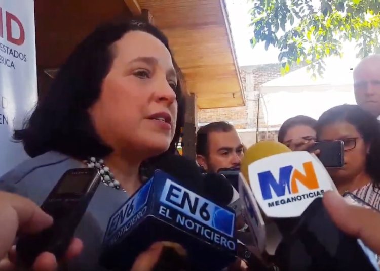 Embajadora de los Estados Unidos afirma que los corruptos tienen que ir a la cárcel