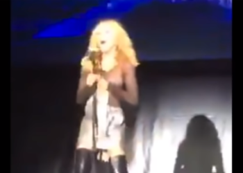 (Video) Marta Sánchez pierde el vestido en pleno show