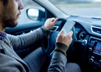 Distraído con su teléfono, un padre atropelló y mató a su hijo de 22 meses en la entrada de su casa