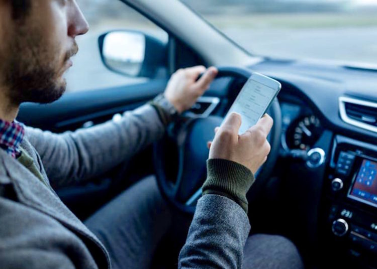 Distraído con su teléfono, un padre atropelló y mató a su hijo de 22 meses en la entrada de su casa