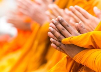 Monje budista mata de un golpe con un palo a un niño que se portó mal durante la oración