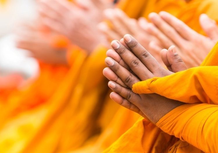 Monje budista mata de un golpe con un palo a un niño que se portó mal durante la oración