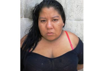 Capturan a mujer que traficaba drogas en la zona del mercado central de San salvador